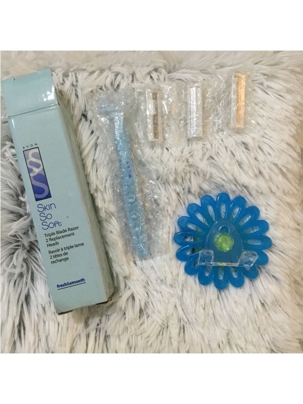 Avon Skin So Soft triple blade shaver with 2 replacement heads & holder